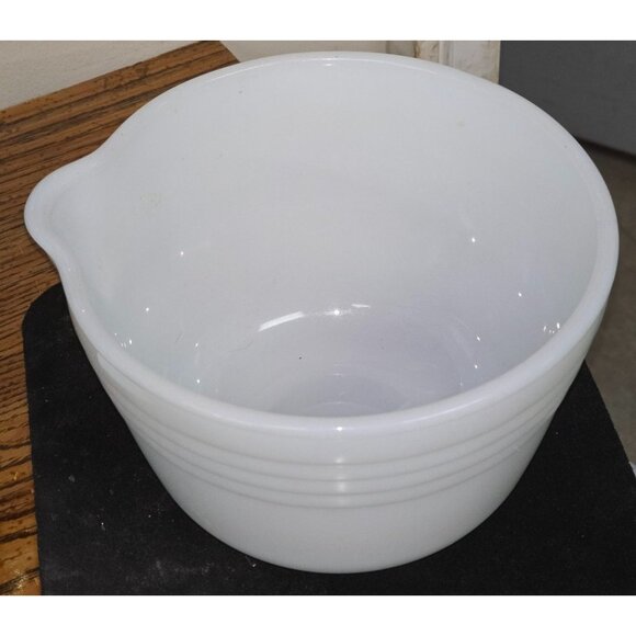Pyrex Ribbed Mixing Bowl #37 with Spout White Milk Glass - Picture 4 of 8
